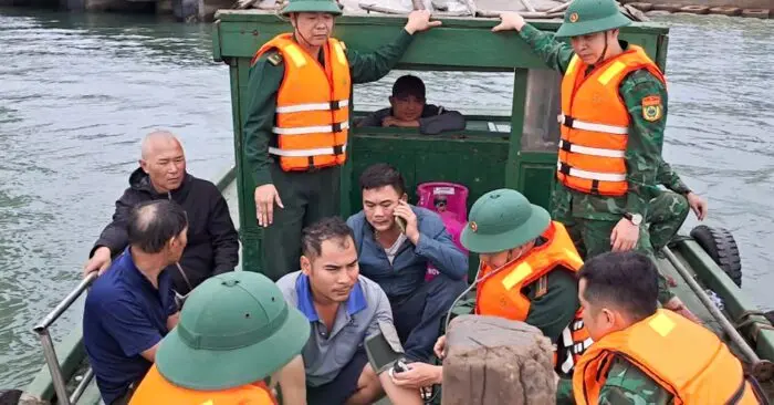 Tàu chở cát chìm trên vùng biển Nghi Sơn