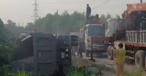 Xe ben chở đá lật