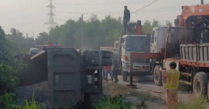 Xe ben chở đá lật