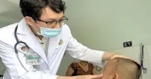 Bé trai 4 tuổi