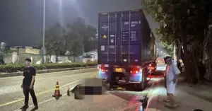 Xe máy tông đuôi ô tô dừng trên đường cấm một người tử vong
