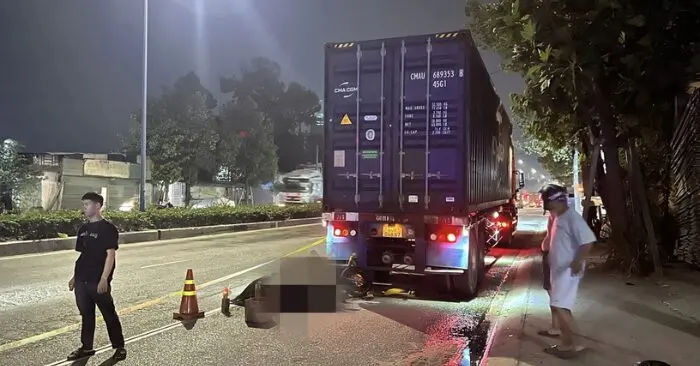 Xe máy tông đuôi ô tô dừng trên đường cấm một người tử vong