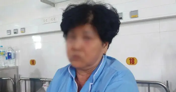 hành hung bà lão