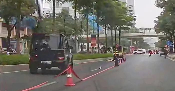 Nhường đường cho người đi bộ
