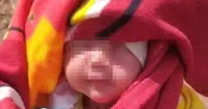 Bé gái sơ sinh