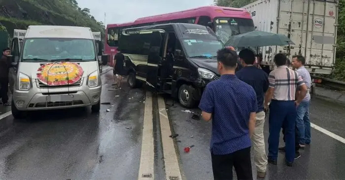 Va chạm cao tốc Lào Cai