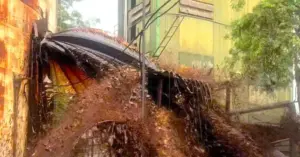 sét đánh thủng bể chứa