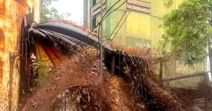 sét đánh thủng bể chứa