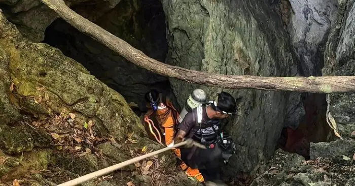 Giải cứu hang động Lào
