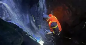 Nữ sinh rơi xuống thác nước