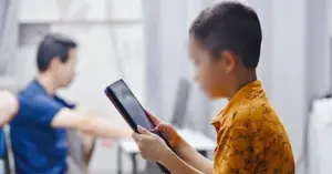 trẻ em dùng mạng xã hội