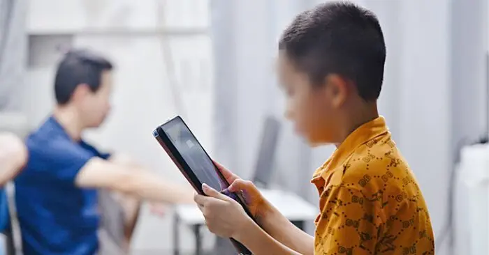 trẻ em dùng mạng xã hội
