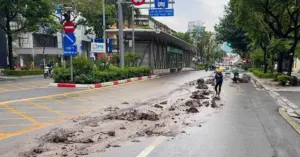 chủ xe làm rơi bùn đất