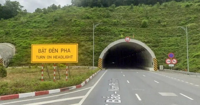 "Bật đèn pha"