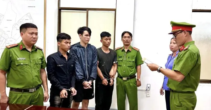 đánh người ngã trước đầu ô