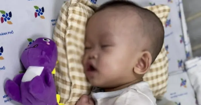 Bé trai bị bỏ rơi tại