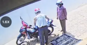 chồng lót yên xe cho vợ