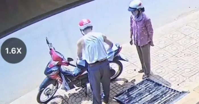 chồng lót yên xe cho vợ