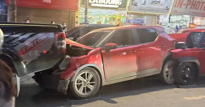 Ô tô đâm liên hoàn trên phố Kim Ngưu ở Hà Nội