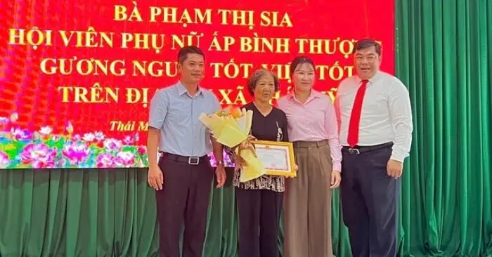 Cụ bà nhặt được tiền, vé số trả lại cho người đánh rơi