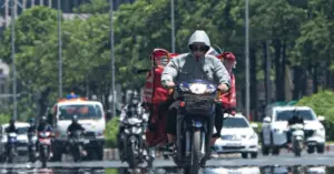 Hà Nội hứng chịu đợt nắng nóng gay gắt, nhiệt độ tới 42 độ C