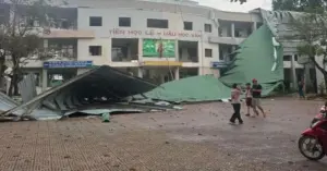 Lốc xoáy đầu mùa mưa hất tung mái trường học ở Đồng Nai