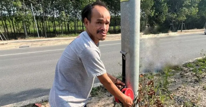 Bắt giam người trộm dây điện tại nhiều trụ chiếu sáng ở TPHCM