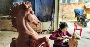 Người phụ nữ nhan sắc tay “hóa” gỗ ra hàng trăm triệu đồng