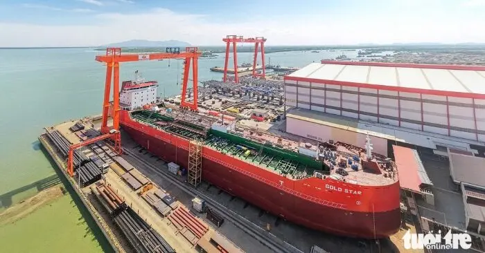 Hạ thủy thành công tàu chở dầu 21.800 tấn do Việt Nam đóng