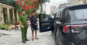 Thanh niên 17 tuổi trộm tiền, vàng và nhẫn Rolex trong ô tô