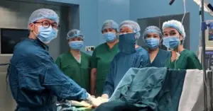 cứu bàn tay bị cá chình cắn