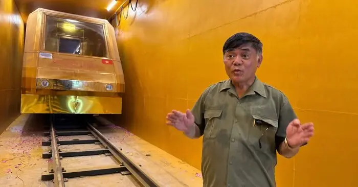 tàu điện dát vàng