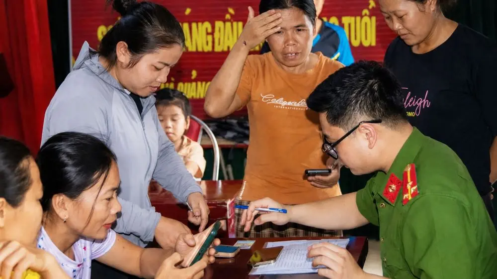 Công an tỉnh Thái Nguyên triển khai đợt cao điểm hỗ trợ người dân cài đặt, gia hạn và sử dụng chữ ký số trên ứng dụng VNeID.