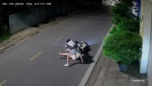 Bắt kẻ biến thái chặn đường sàm sỡ cô gái lúc nửa đêm ở Hải Phòng. Vụ việc gây bức xúc, thu hút sự quan tâm của dư luận.