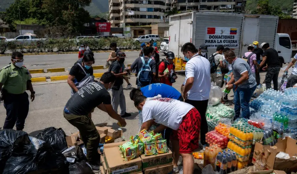 Động đất Venezuela khiến nhu cầu cứu trợ tăng cao, người dân xếp hàng nhận thực phẩm và nước uống tại bang La Guaira sau thảm họa.