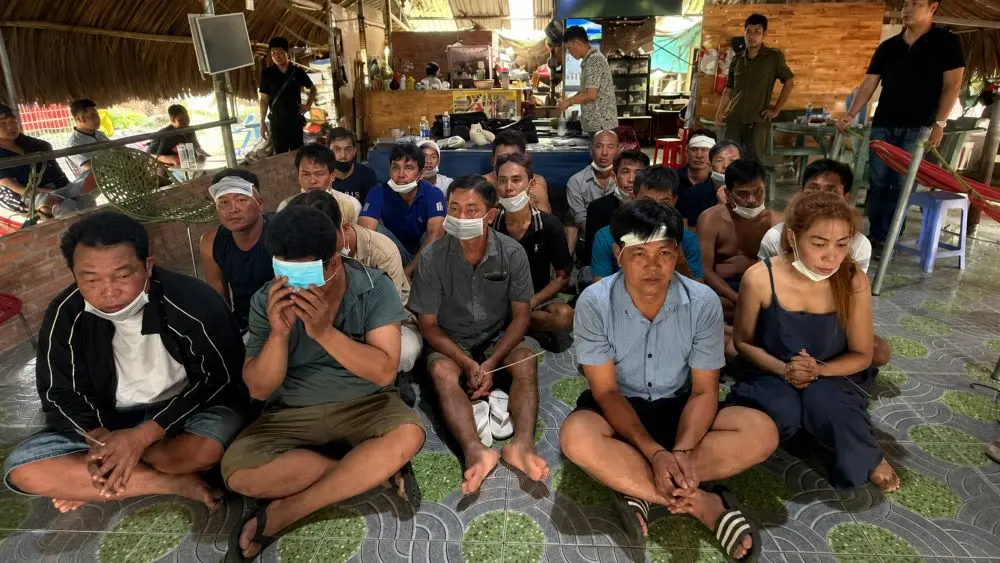 Công an đột kích quán cà phê tổ chức cá cược đá gà qua mạng, thu giữ nhiều súng đạn và tang vật liên quan để phục vụ điều tra.