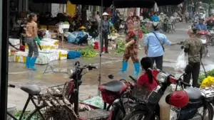 Vòi xịt nước áp lực cao nguy hiểm thế nào? Chuyên gia cảnh báo nguy cơ chấn thương mắt, da và nội tạng khi sử dụng sai cách.