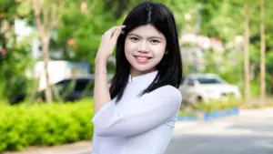 Nữ sinh Nguyễn Trúc Oanh ba lần dẫn đầu các kỳ thi Toán, Tin tại Hà Nội, gây ấn tượng với thành tích học tập xuất sắc.