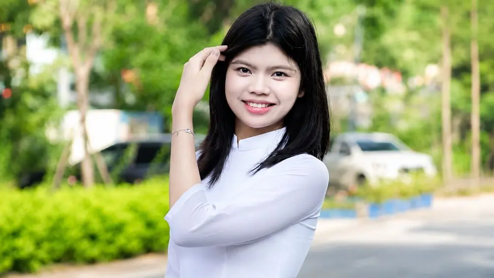 Nữ sinh Nguyễn Trúc Oanh ba lần dẫn đầu các kỳ thi Toán, Tin tại Hà Nội, gây ấn tượng với thành tích học tập xuất sắc.