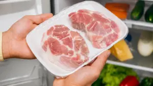 Bác sĩ cảnh báo sai lầm phổ biến khi cất thịt cá vào tủ đông có thể làm thực phẩm nhanh biến chất và tăng nguy cơ nhiễm khuẩn.