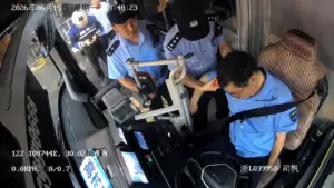 Tài xế Zhou Yu hai lần đạp phanh cứu hành khách và người đi đường trước khi đột tử, câu chuyện gây xúc động mạnh.