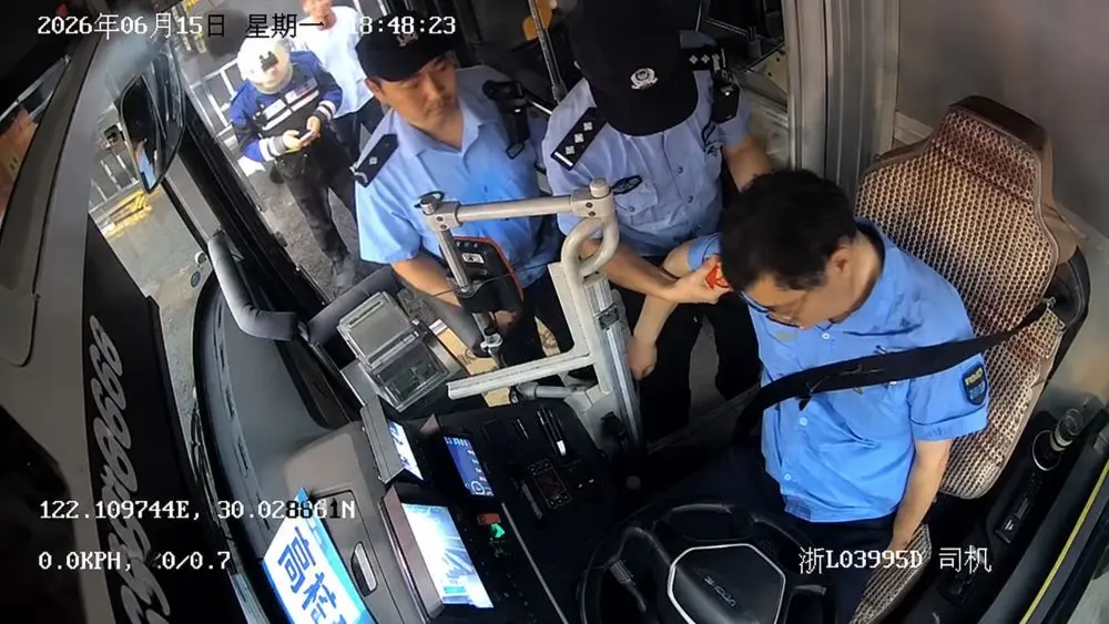 Tài xế Zhou Yu hai lần đạp phanh cứu hành khách và người đi đường trước khi đột tử, câu chuyện gây xúc động mạnh.