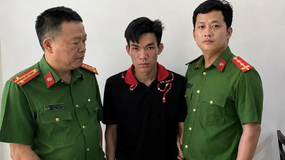 Bắt nghi phạm chém đứt lìa cổ tay đối thủ rồi bỏ trốn gần 2 năm ở Cần Thơ. Diễn biến vụ án và quá trình truy bắt gây chú ý.