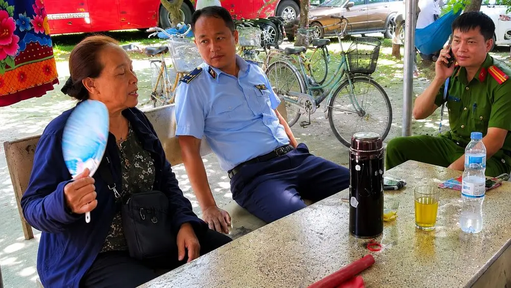 Công an vào cuộc xác minh vụ tài xế phản ánh bị thu tiền khi dừng xe đón khách ở Sầm Sơn, làm rõ trách nhiệm các bên liên quan.