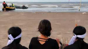 Tìm thấy thi thể bé trai 13 tuổi nghi lao ra biển cứu bố gặp nạn ở Hà Tĩnh. Diễn biến vụ việc khiến nhiều người xót xa.