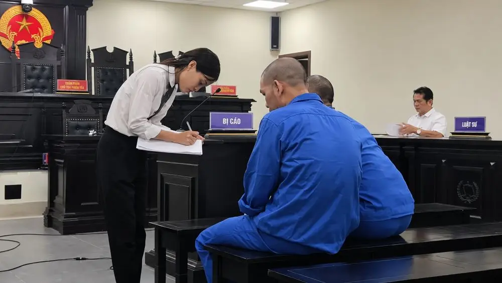 Dàn cảnh bán ôtô hạng sang rồi cướp lại xe sau khi khách chuyển tiền, nhóm bị cáo lĩnh án nặng tại Hà Nội.