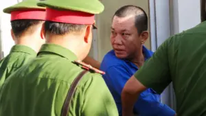 Hàng trăm người dân theo dõi phiên tòa xét xử lưu động vụ thảm án 3 người chết ở Tây Ninh, thu hút sự quan tâm lớn của dư luận.
