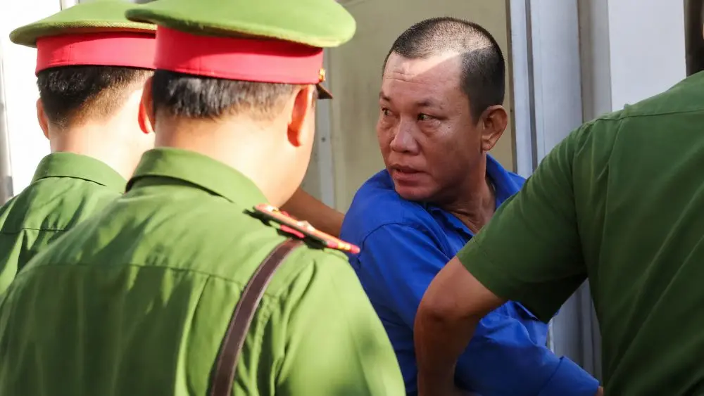 Hàng trăm người dân theo dõi phiên tòa xét xử lưu động vụ thảm án 3 người chết ở Tây Ninh, thu hút sự quan tâm lớn của dư luận.