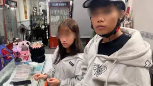 Bắt giữ Lê Nguyễn Bích Huyền cùng 3 thanh niên giả vờ hỏi mua iPhone rồi cướp giật tại cửa hàng, vụ việc đang được điều tra.