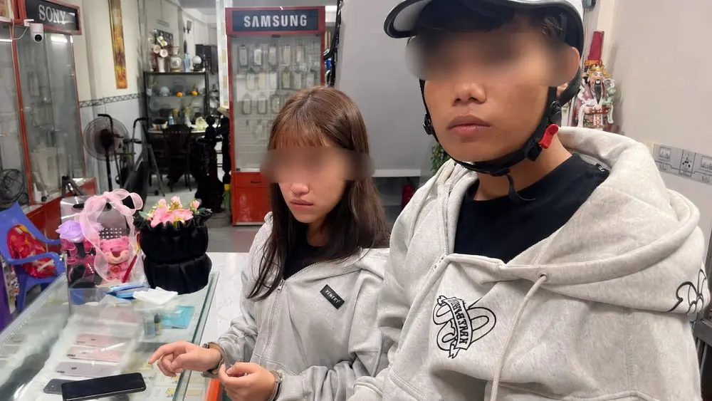 Bắt giữ Lê Nguyễn Bích Huyền cùng 3 thanh niên giả vờ hỏi mua iPhone rồi cướp giật tại cửa hàng, vụ việc đang được điều tra.